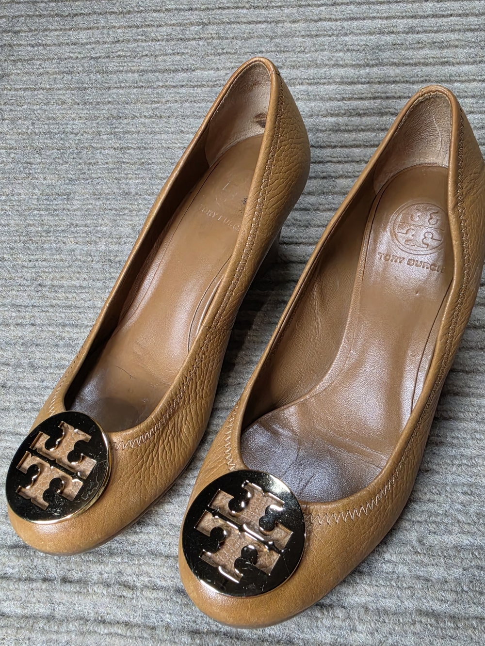 Tory Burch Sally Wedge Pumps In Tan Pebbled Leather Size 7